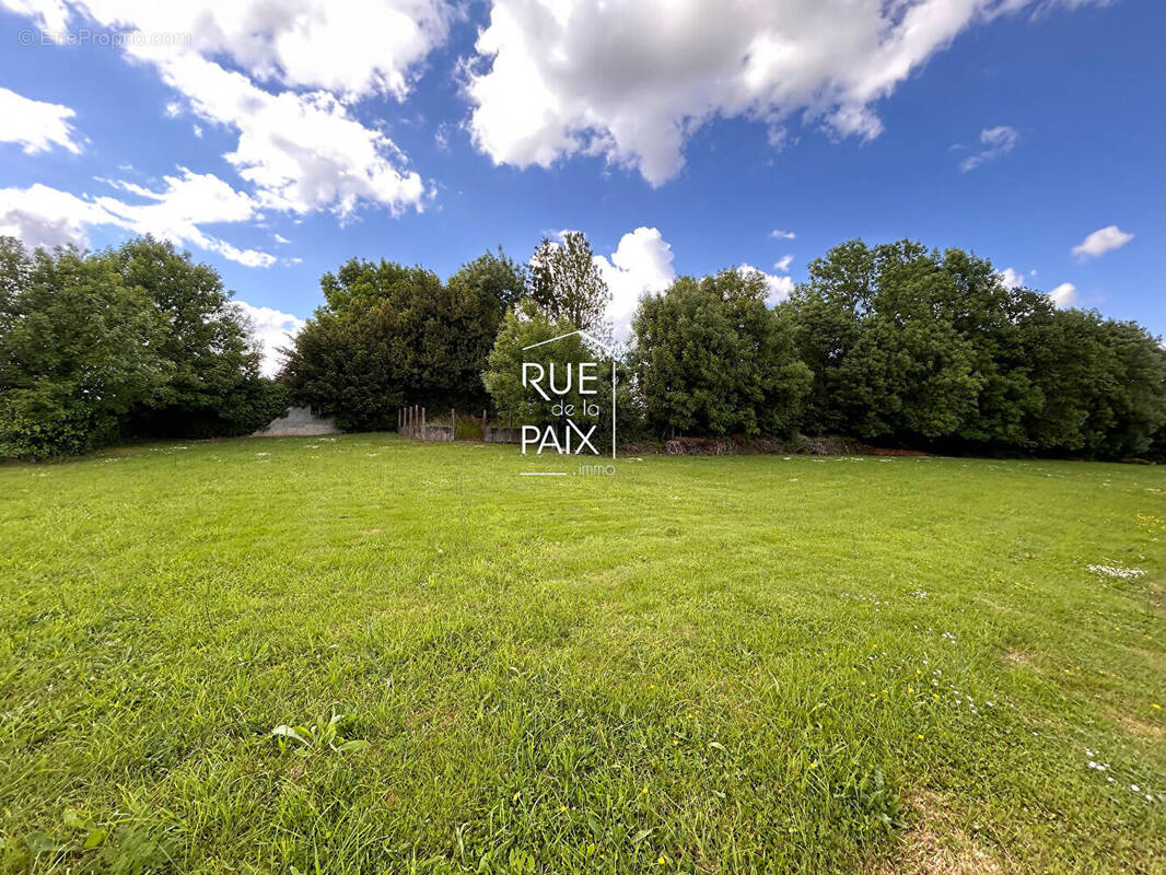 Terrain à AZAY-LE-BRULE