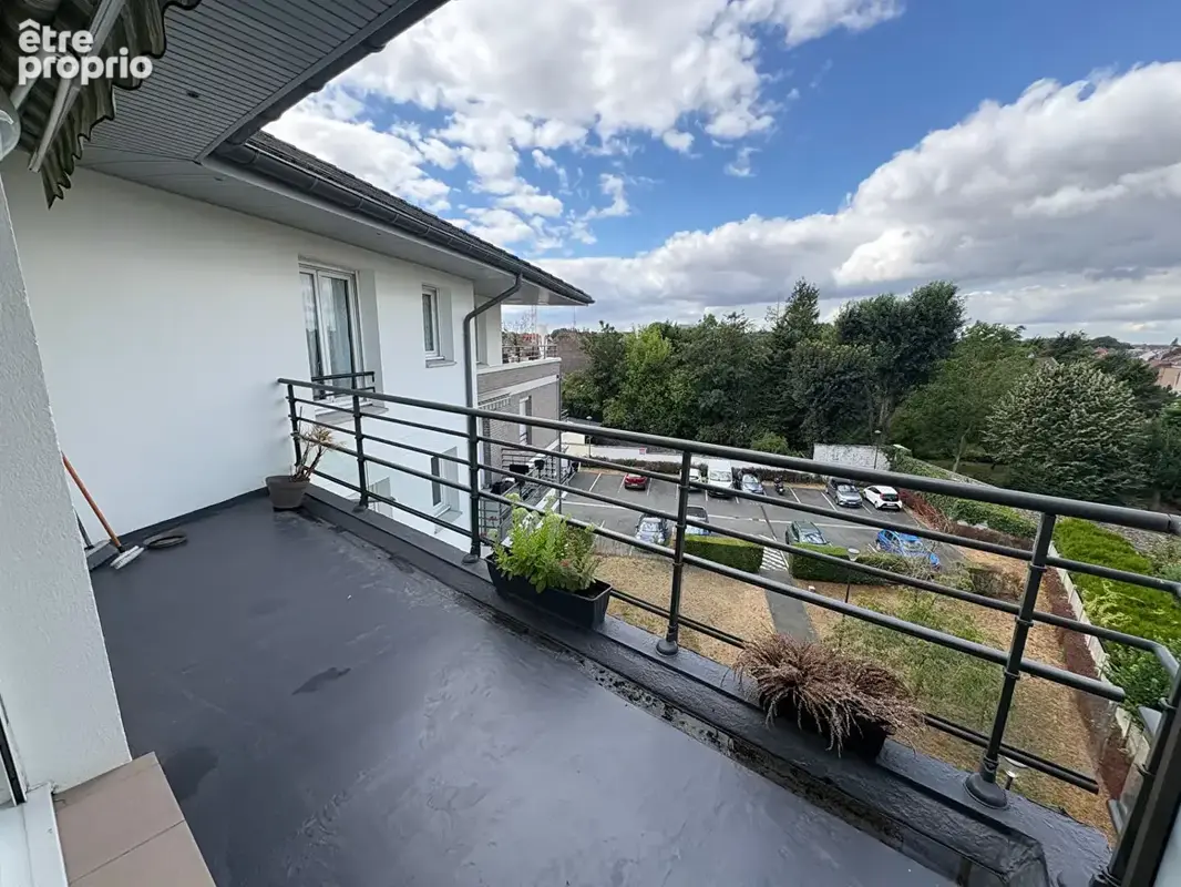 HAUBOURDIN - Appartement 3 pièces de 69 m² avec balcon plein sud, garage et parking - photo 2