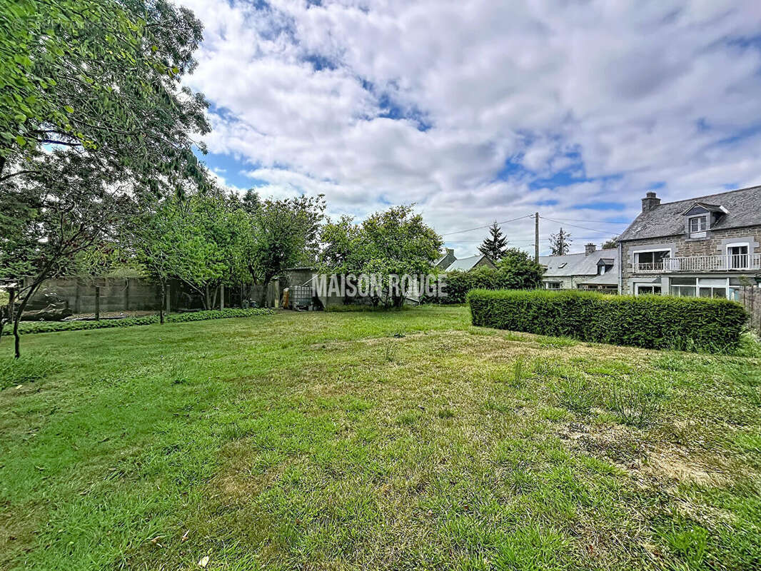 TRESSE - Maison en pierre à rénover avec jardin de 900 m², garage et beau potentiel d'aménagement - photo 16