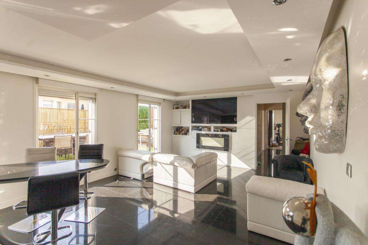 Appartement à LA GARENNE-COLOMBES