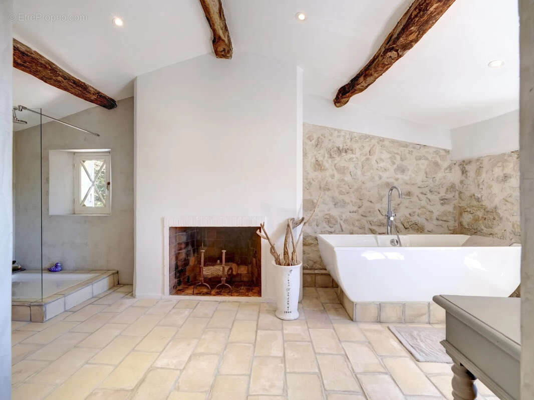 Maison à CHATEAUNEUF-GRASSE