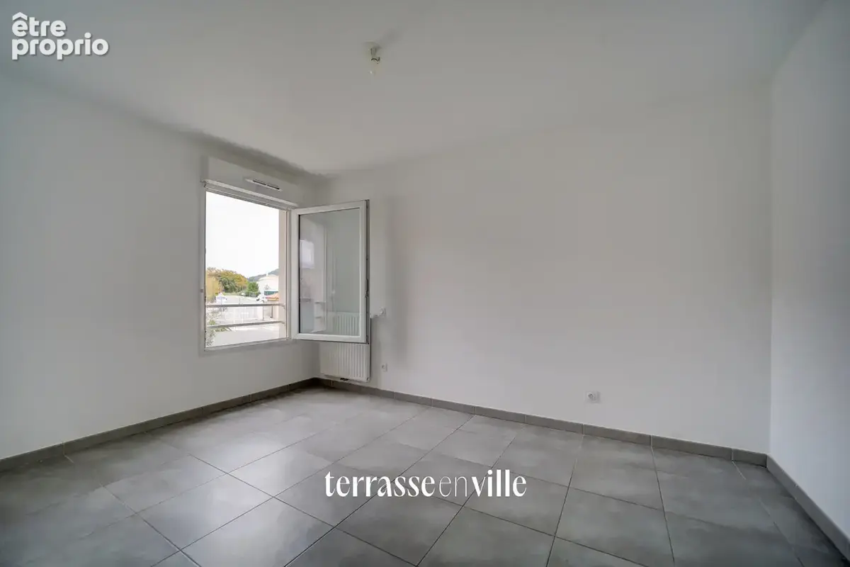Saint-cyr-sur-mer - beau t2 recent - 38 m2 - terrasse - piscine - double parking - cave - 239 000€ - photo 6