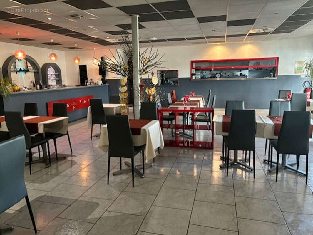 Commerce à LA FARE-LES-OLIVIERS