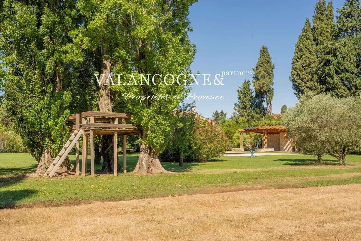 Mas Provençal de Charme avec Piscine et Tennis à Vendre - photo 7