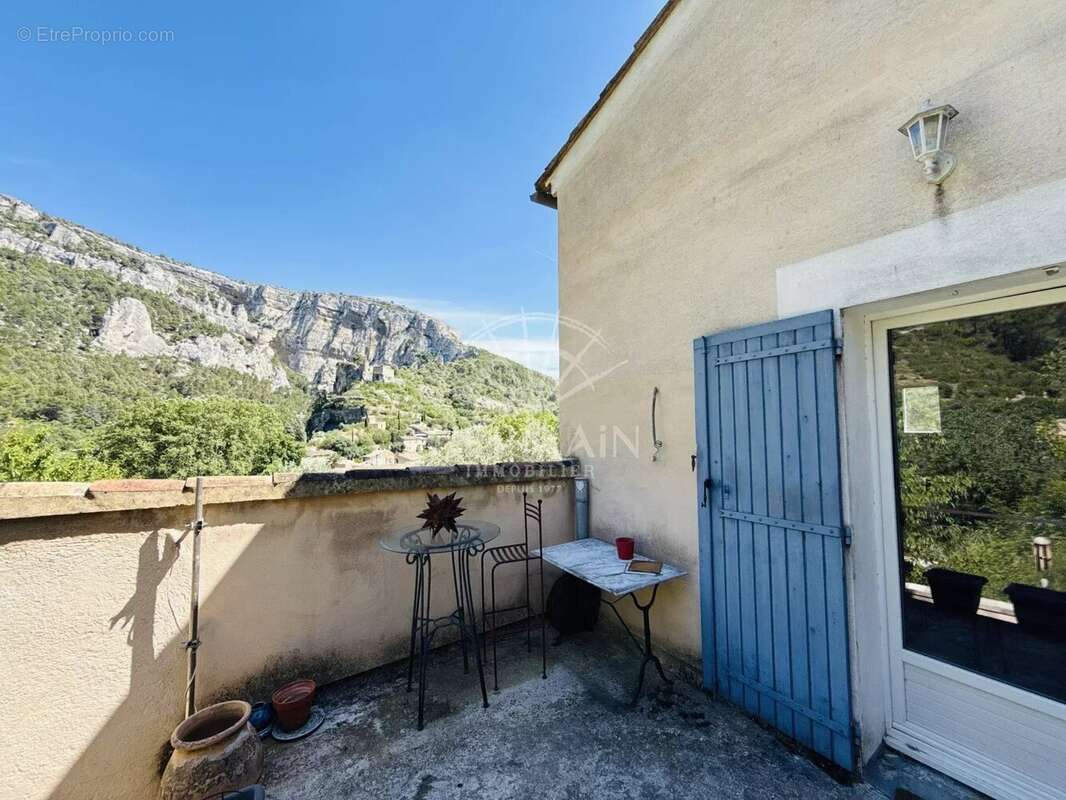Fontaine-de-Vaucluse, maison atypique de 65 m² avec vue imprenable sur le château et les Monts de Vaucluse - photo 9