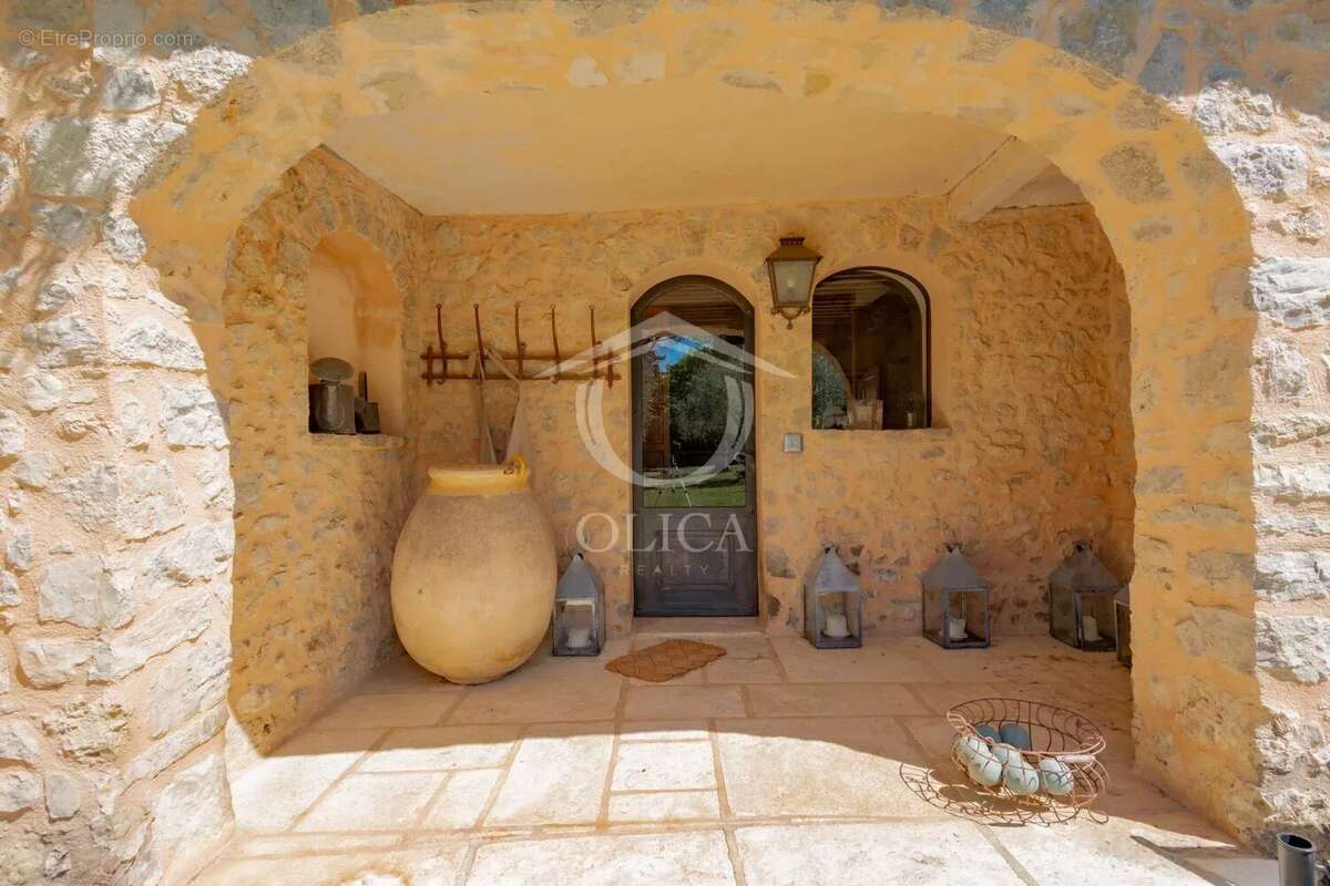 Mougins - Propriété comprenant deux Villas avec Piscine - photo 8