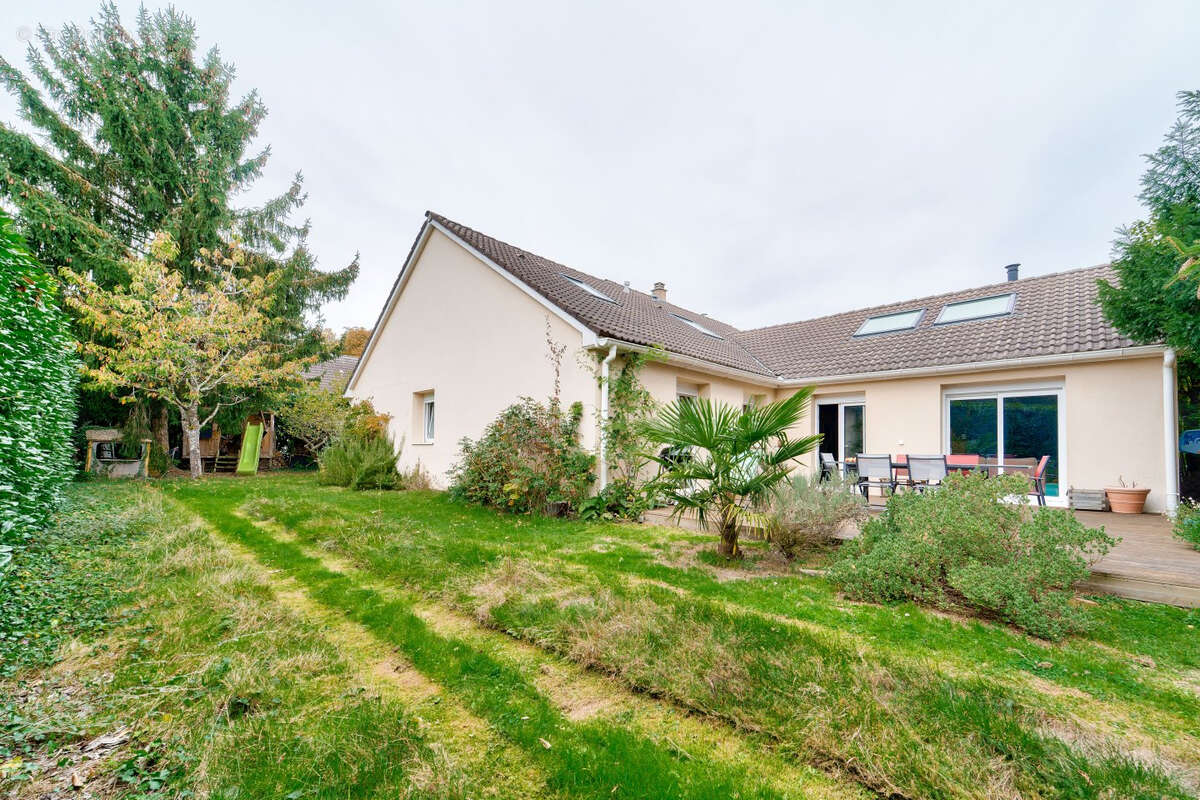 Belle Maison familiale de 265 m² rénovée sur un terrain arboré de 1 229m² ? Les Loges-en-Josas (quartier La Garenne) - photo 15