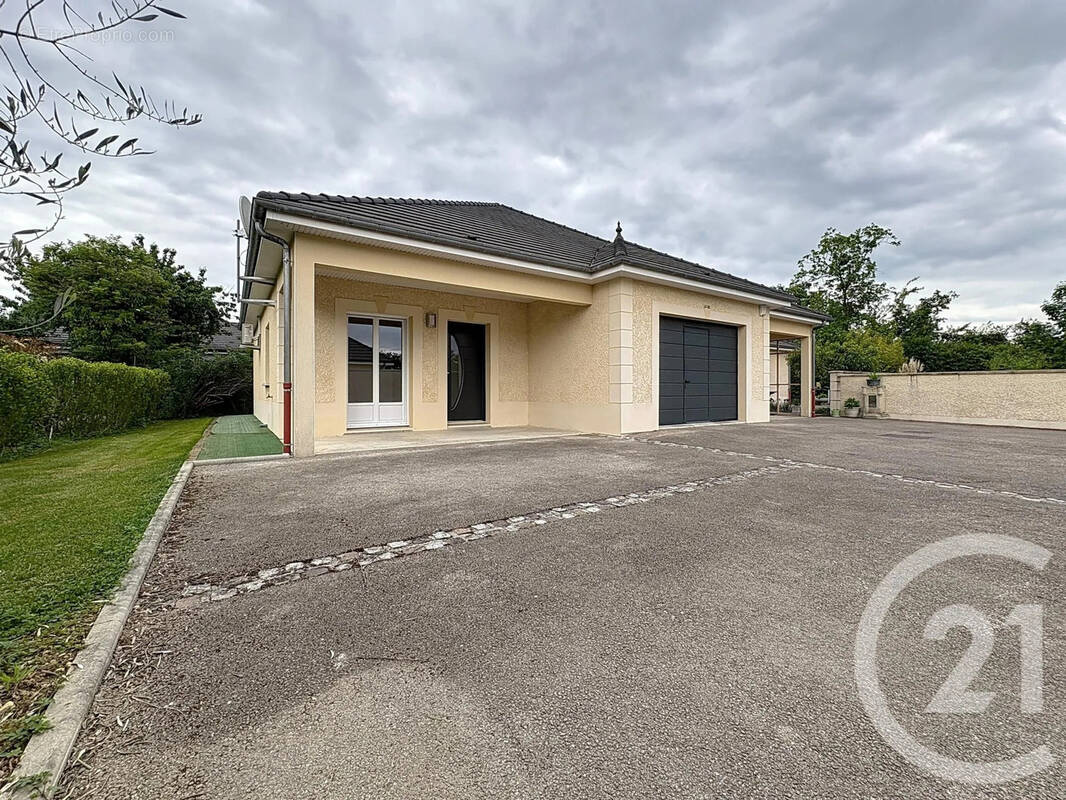 Maison à LA CHAPELLE-SAINT-LUC