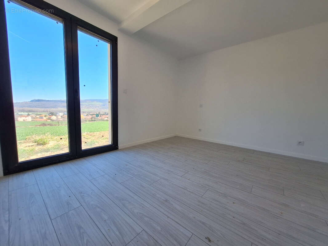 Maison à LES MARTRES-DE-VEYRE