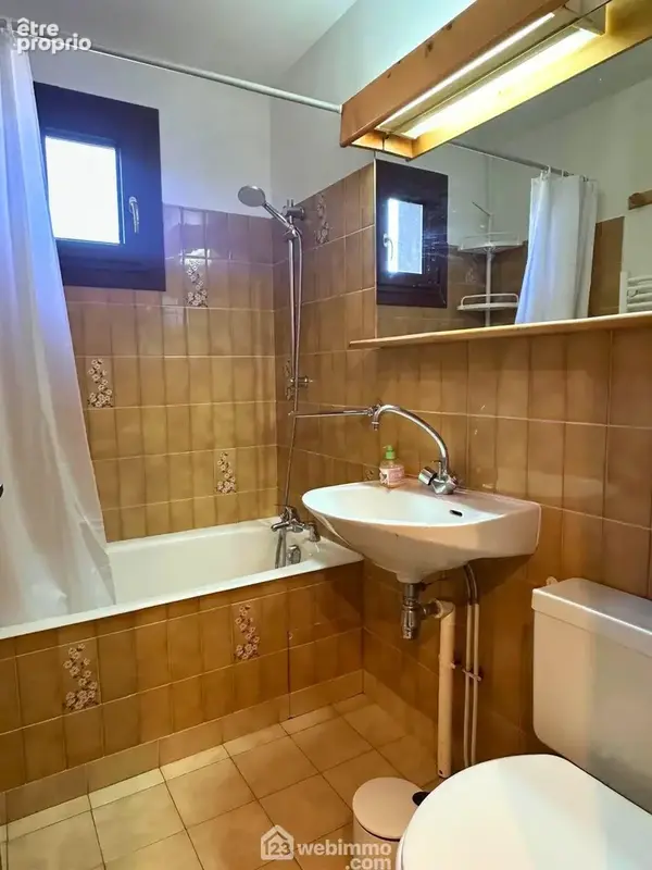 Une salle de bain complète le tout équipée d'un sèche-serviette.