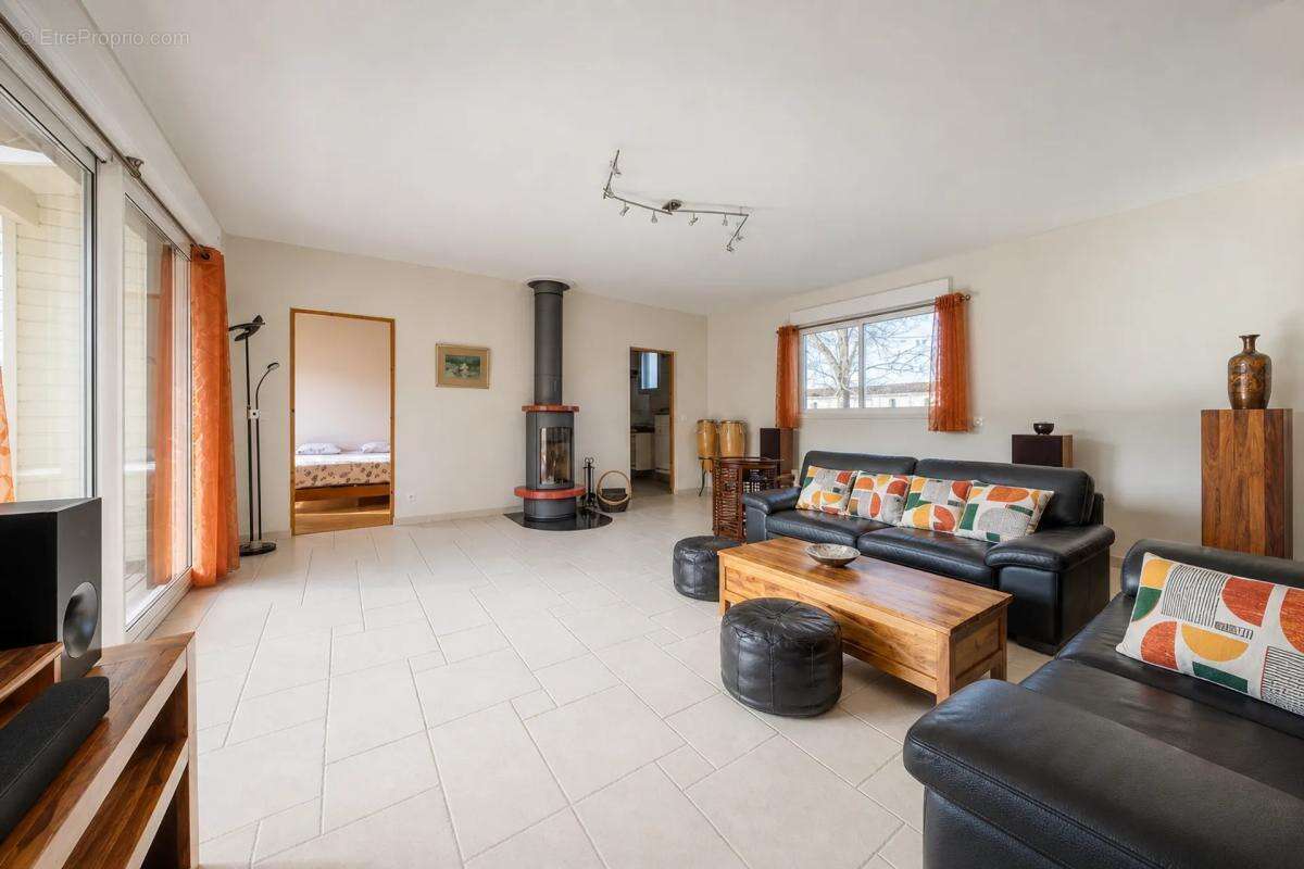Maison lumineuse de 196 m² à Cubzac-les-Ponts - photo 2