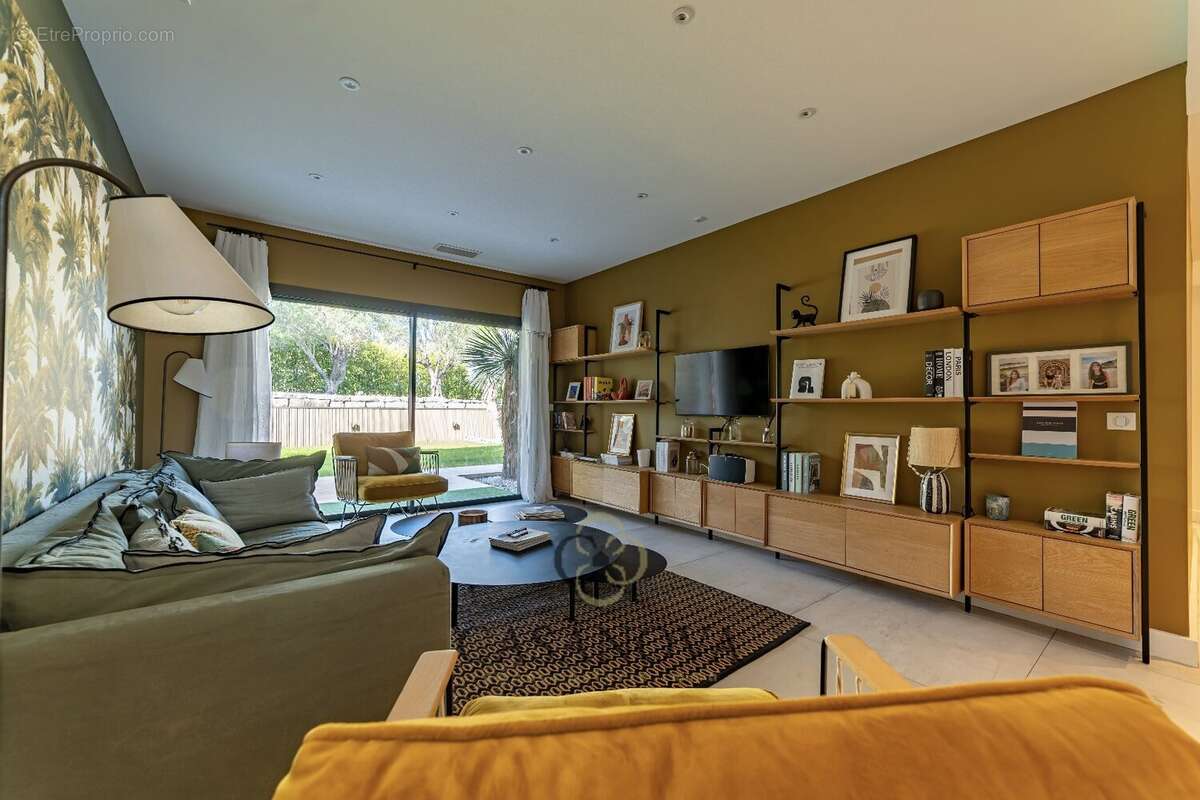 Maison à SAINT-CLEMENT-DE-RIVIERE