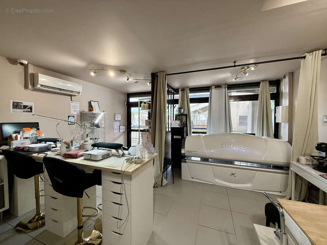 Commerce à LA ROQUE-D'ANTHERON