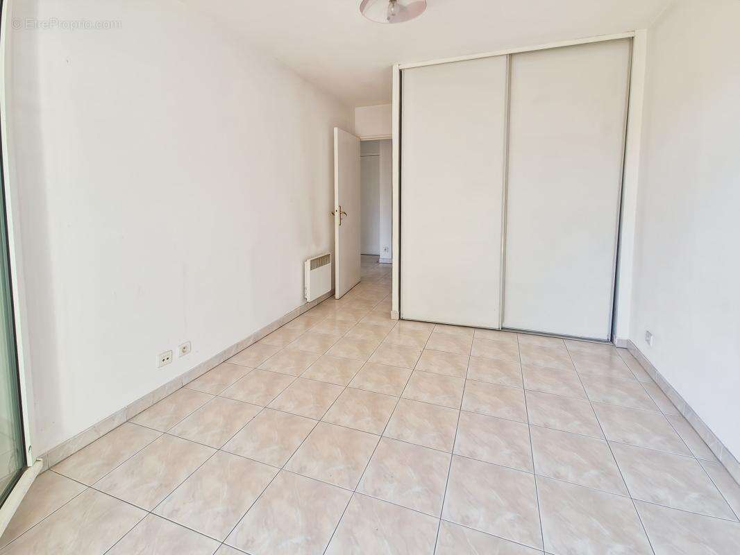 Appartement à SAINT-LAURENT-DU-VAR