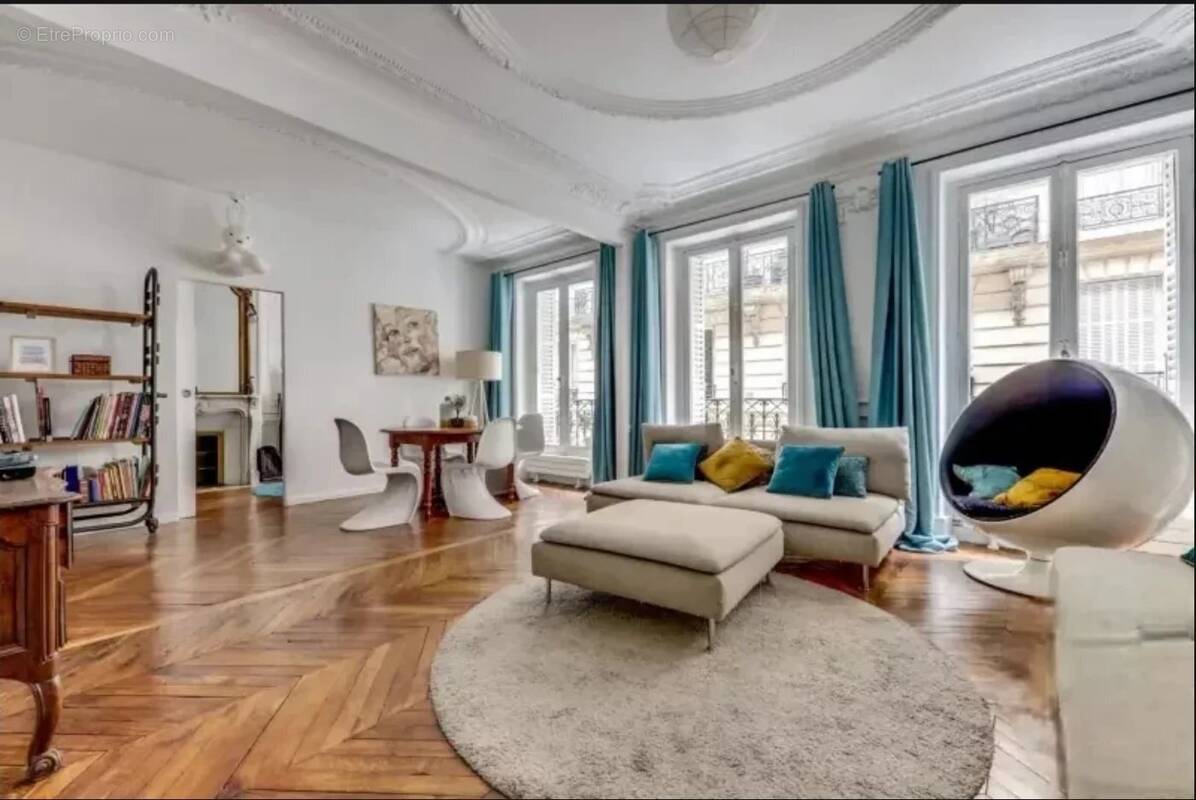 Appartement à PARIS-8E