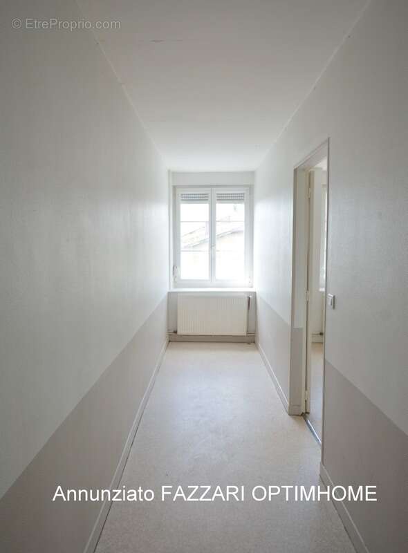  À VENDRE EN EXCLUSIVITÉ, proche Belgique et Luxembourg, un Immeuble de trois appartements situés à STENAY (55), 255 M² habitabl - photo 8