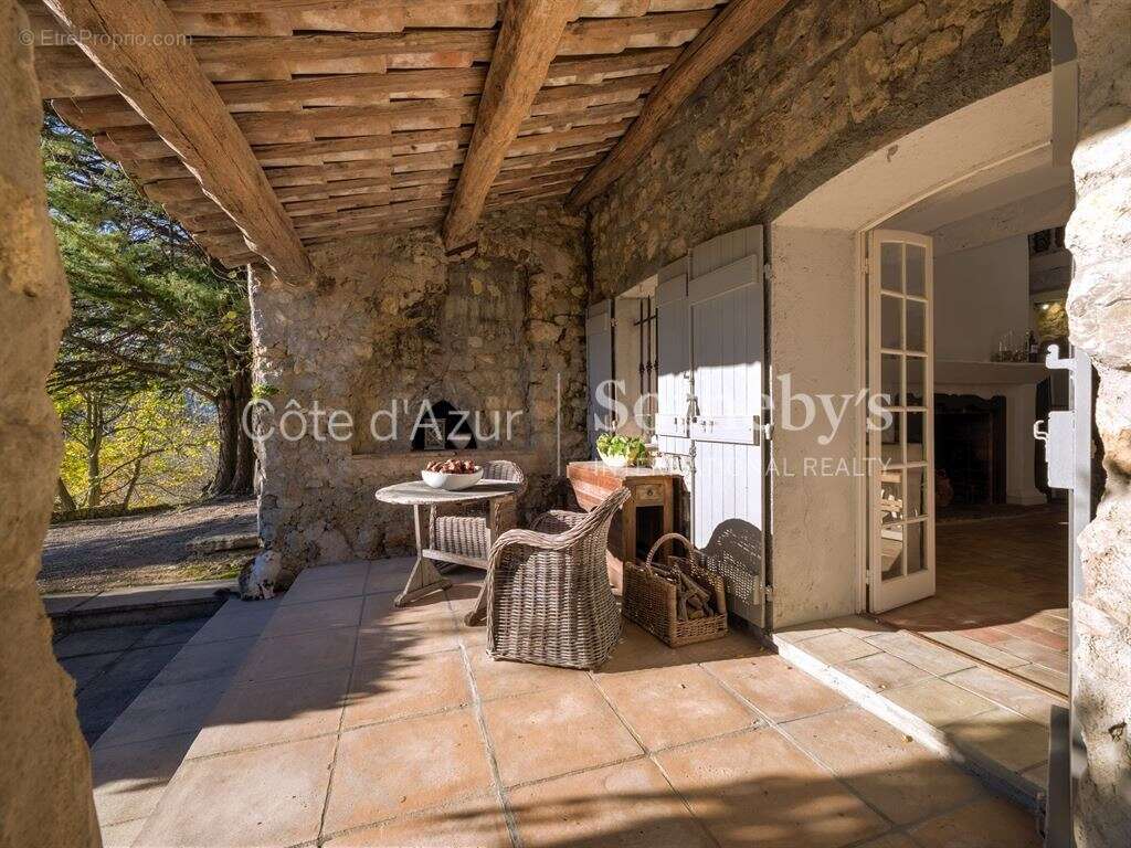 Maison à CHATEAUNEUF-GRASSE