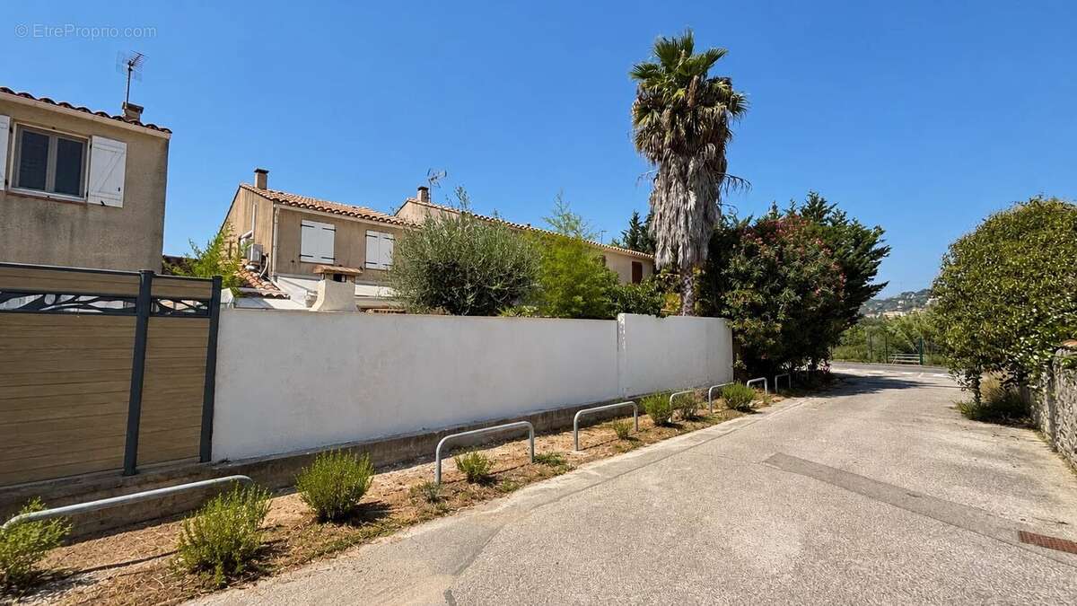 HYÈRES, PROCHE DE LA GARE – Maison avec 3 chambres, jardin, garage et stationnement - photo 17