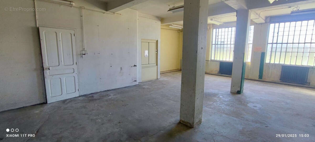 Immense local de 343 m2 env zone constructible idealement place - photo 3
