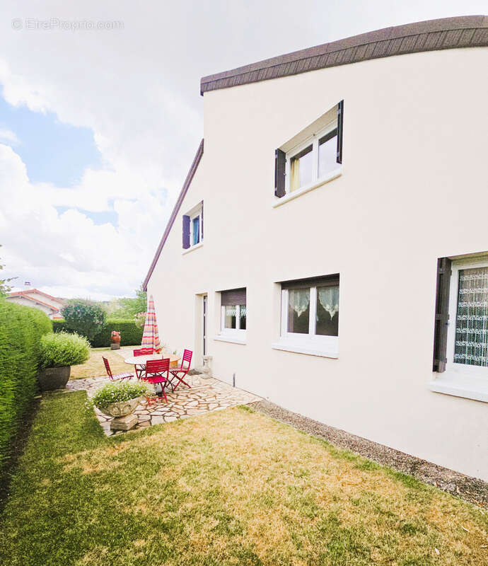 Maison à LA ROCHE-BLANCHE