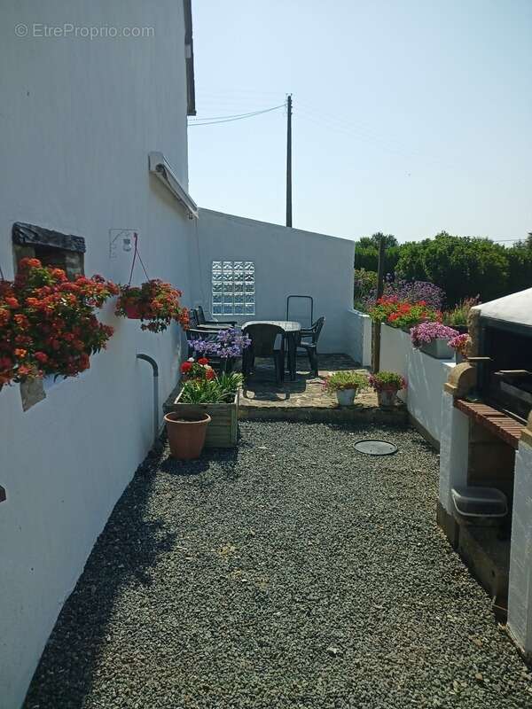 Maison à CLEDEN-POHER