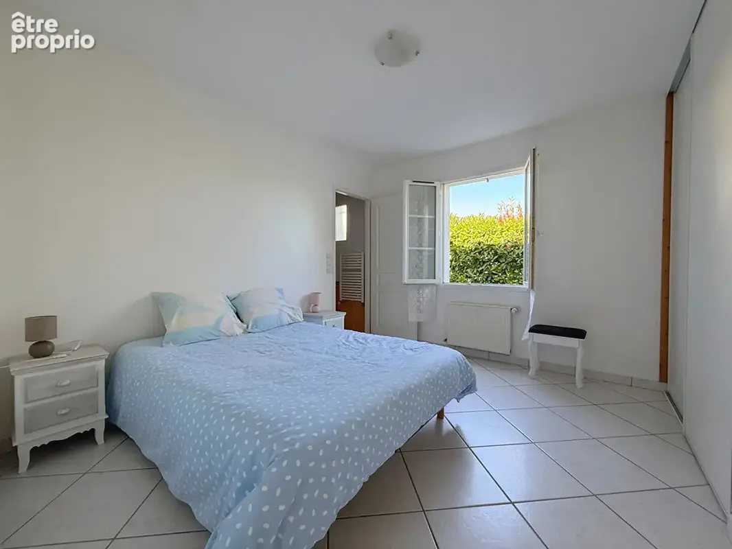 PROCHE COMMERCES - Maison de plain pied avec garage & jardin - photo 9