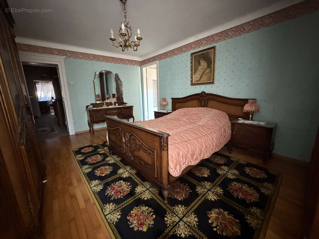 Maison mitoyenne F5 avec grange et dépendances sur 17,26 are - photo 11