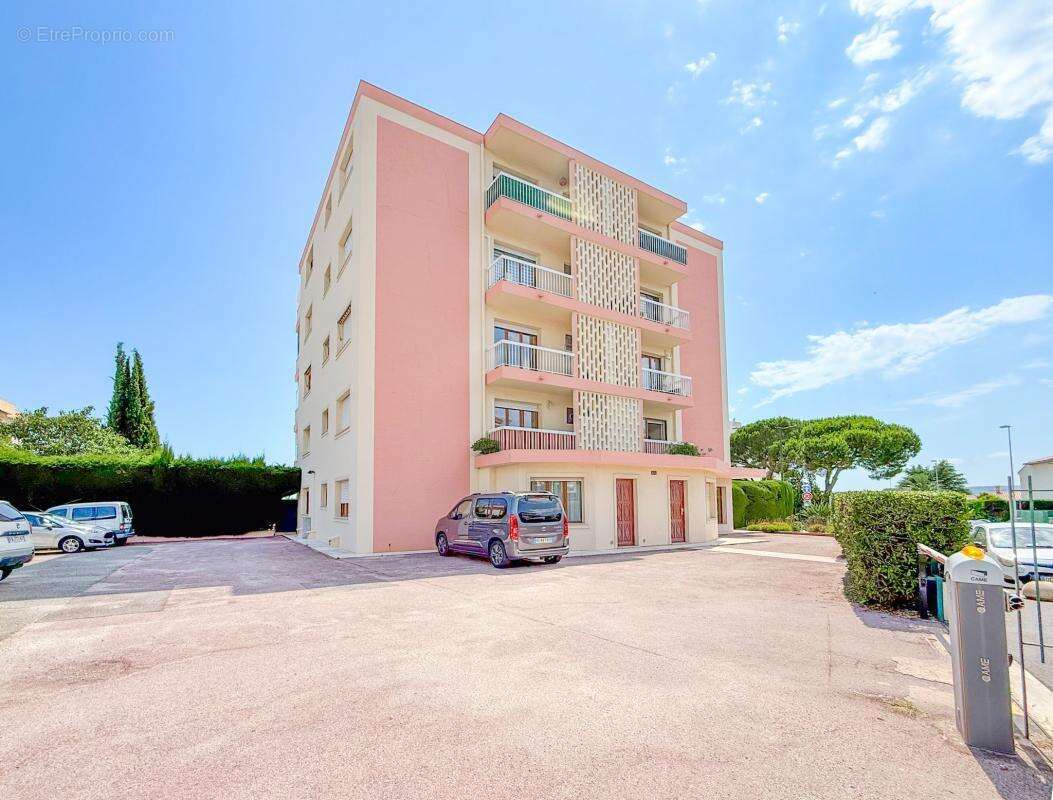 Appartement à SAINT-LAURENT-DU-VAR
