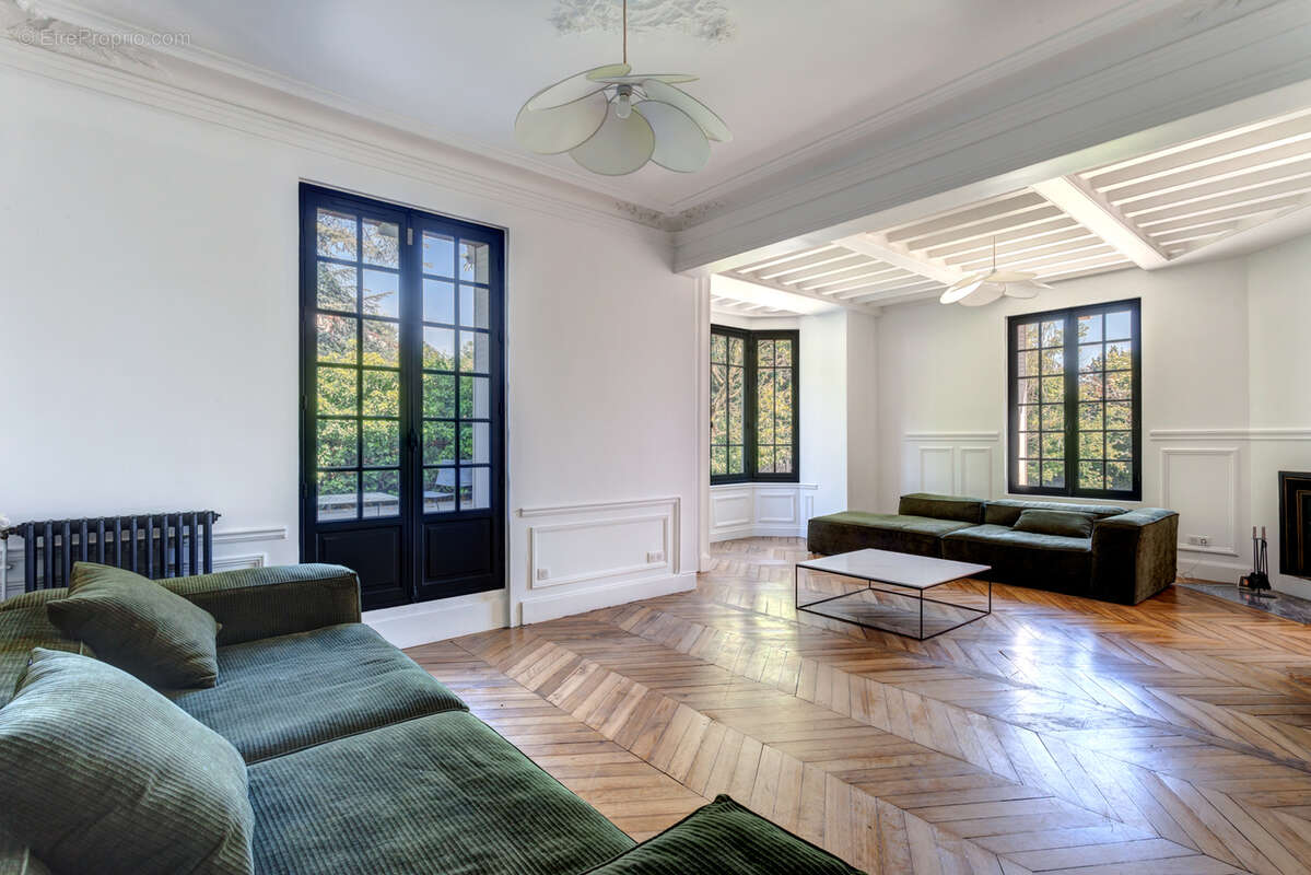 Elégante meulière de 12 pièces sur un terrain de 492 m² - photo 4