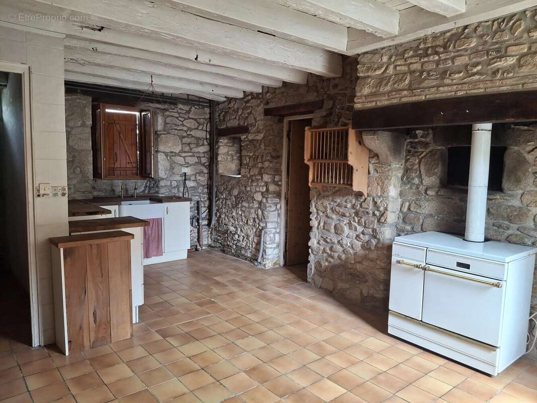 Charmante maison de caractère en pierre avec jardin dans un hameau paisible - photo 3