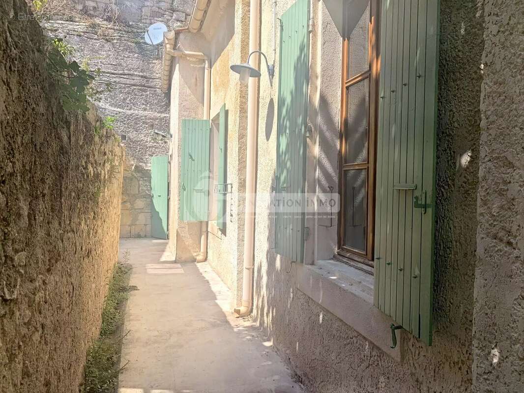 Maison à vendre dans le coeur du village de Fontvieille - photo 4