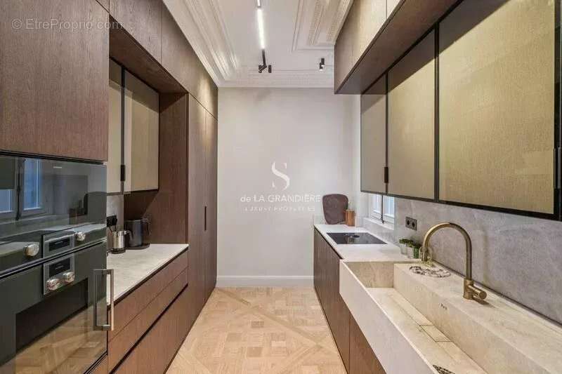 Appartement à PARIS-8E