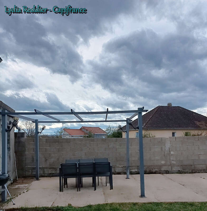 Maison avec 4 chambres – terrain clôturé – deux terrasses - PUY GUILLAUME (63290) - photo 14
