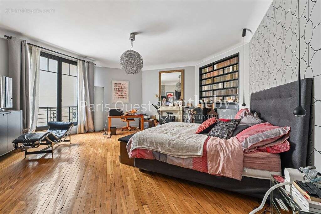 Appartement à NEUILLY-SUR-SEINE