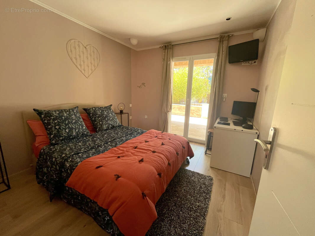 Villa contemporaine de plain pied de 130 m2 avec 3 chambres piscine garage 1000m2 de terrain - photo 9