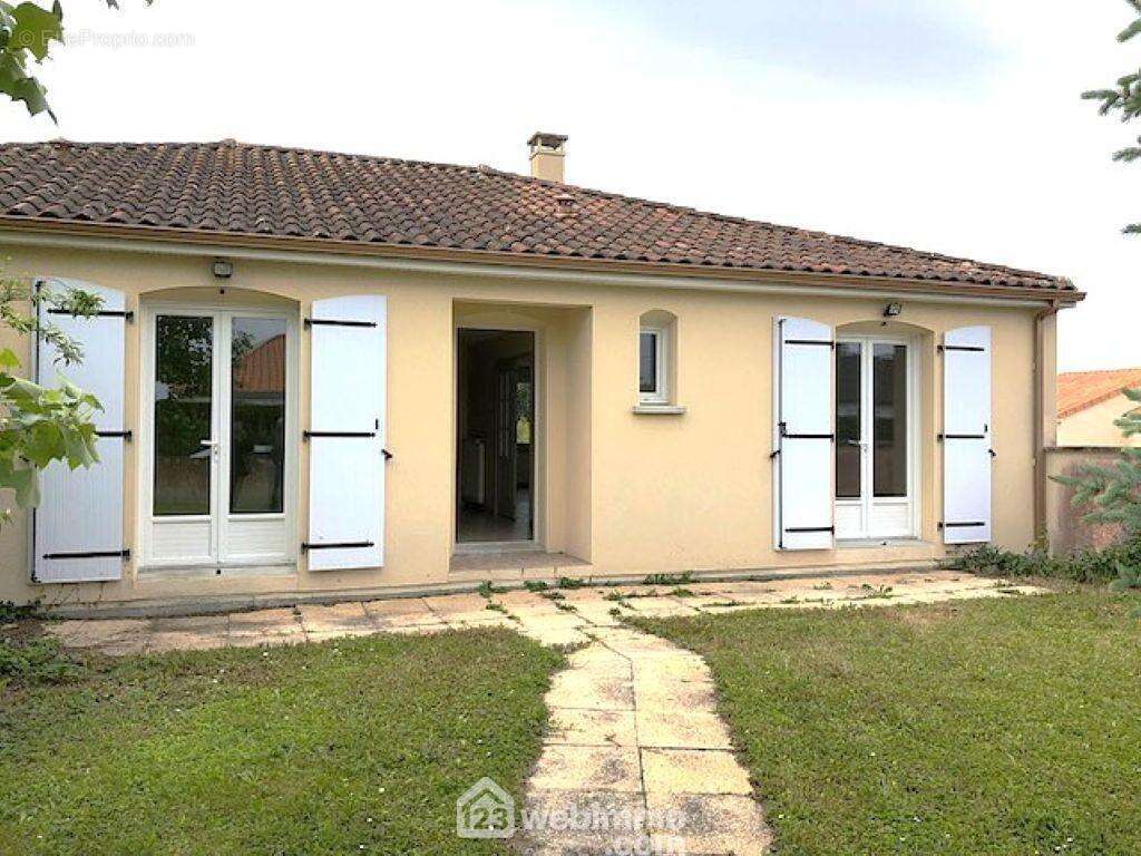 Le chemin en dalle gravillonnée mène à l'habitation. - Maison à AVAILLES-EN-CHATELLERAULT