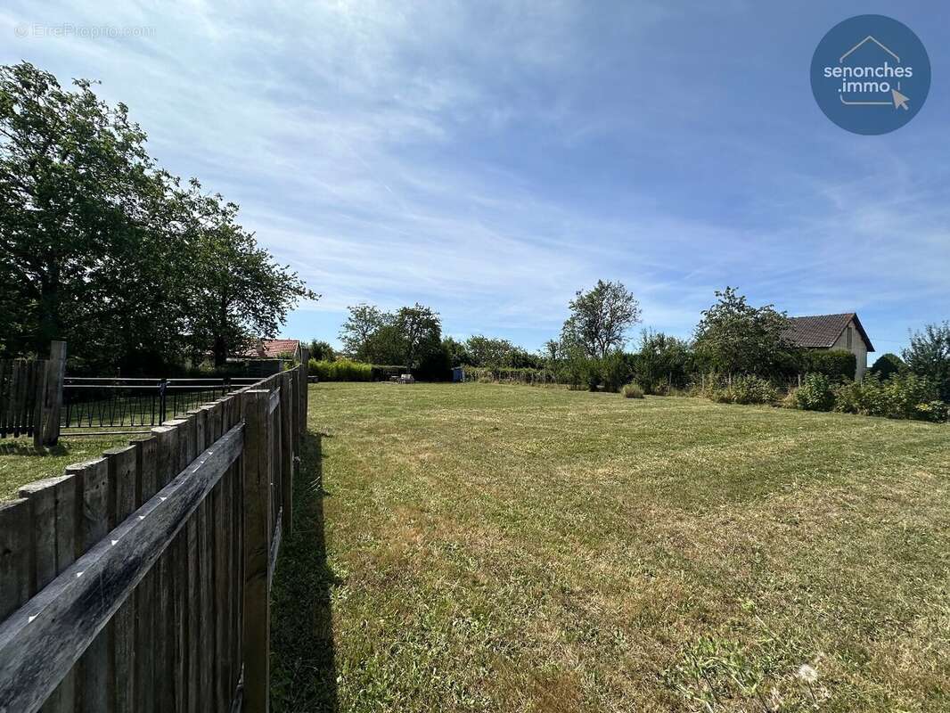 Terrain constructible à vendre à Saint-Victor-de-Buthon  Terrain viabilisé de 1 163 m² - photo 2