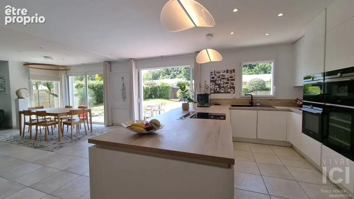 Maison Sautron BOURG 6chb - 241 m2 - Piscine et climatisation - photo 2