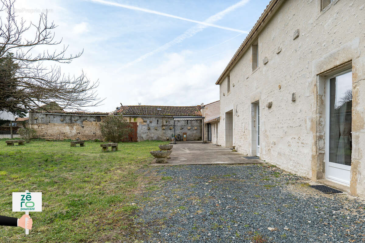 Maison à LES MAGNILS-REIGNIERS