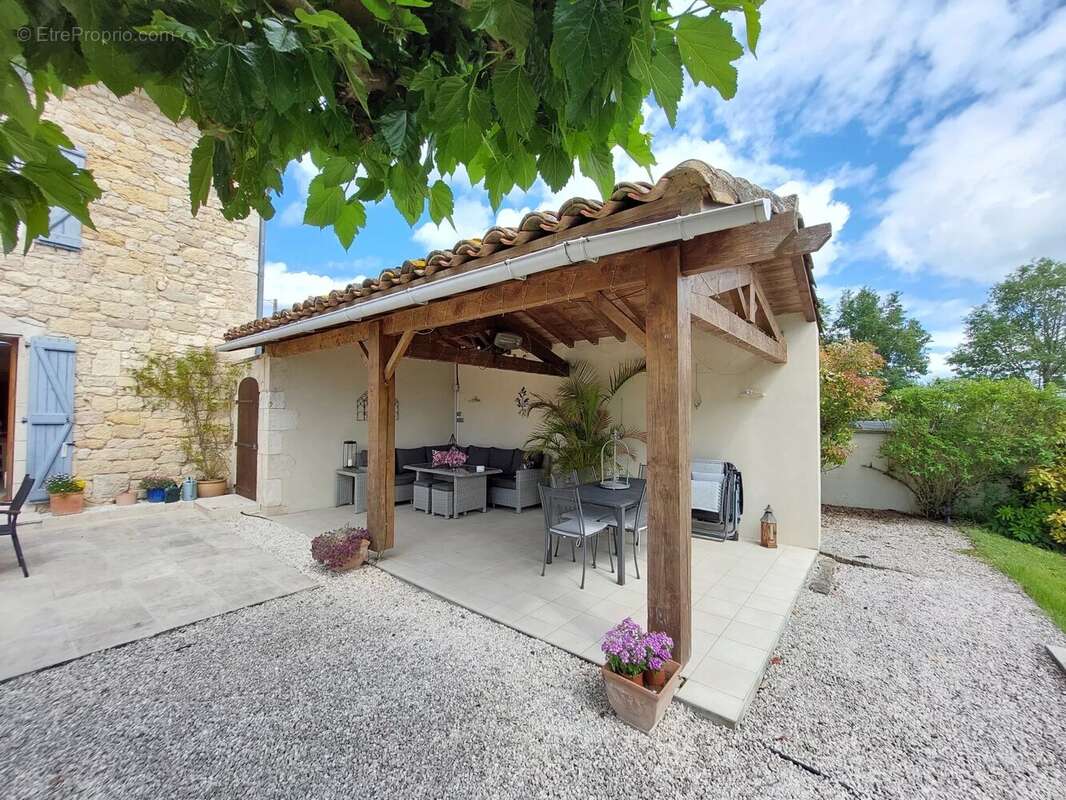 Bel ensemble comprenant deux maisons avec piscine et 1 ha de terrain avec des vues sublimes - photo 14