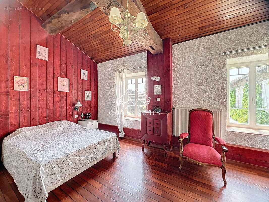 Maison 245 m² à Cordelle  - photo 9