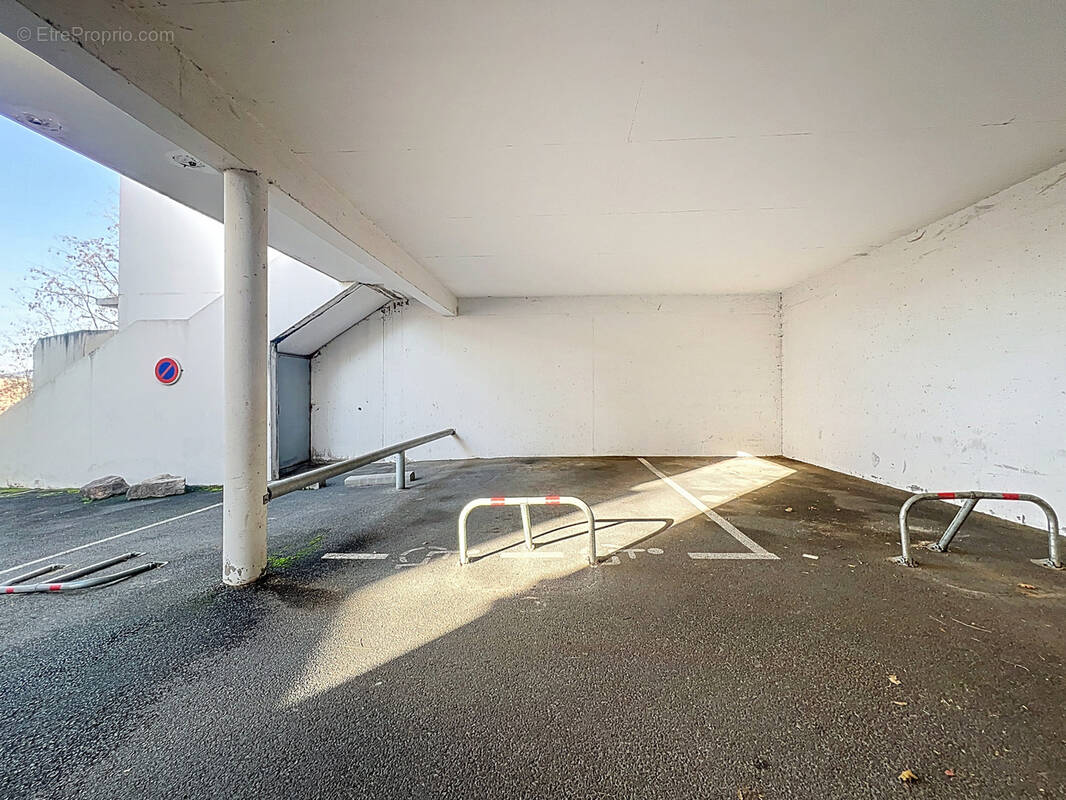 Parking à JASSANS-RIOTTIER