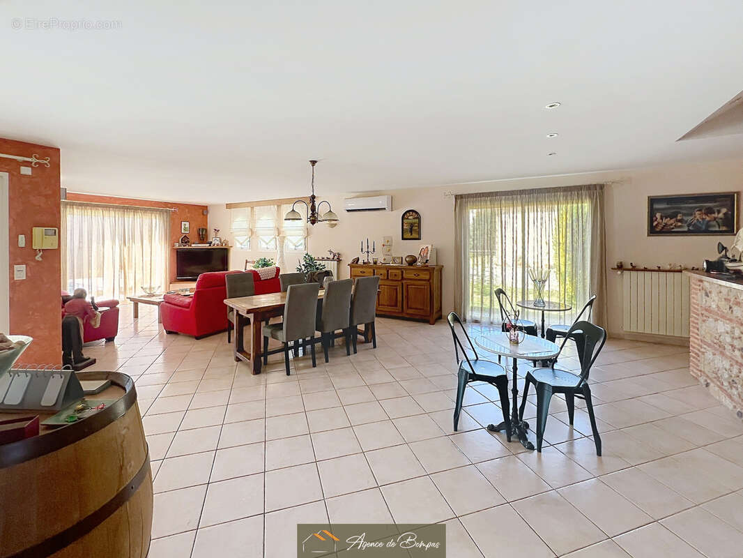 - villa 4 faces 148 m2 hbts  sur 1000 m2 de terrain -t2 independants 21 m2 - 2 garages 36 et 26 m2 - photo 4