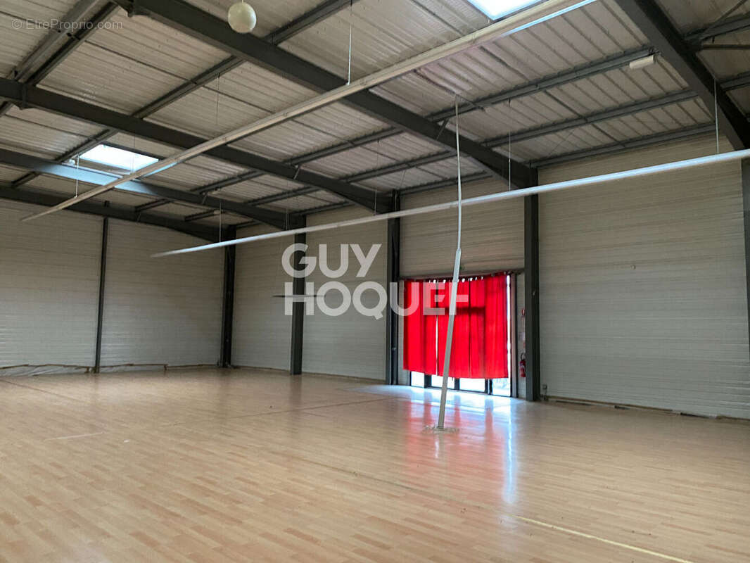 Local commercial Saint Medard De Guizieres 630 m2 - photo 2