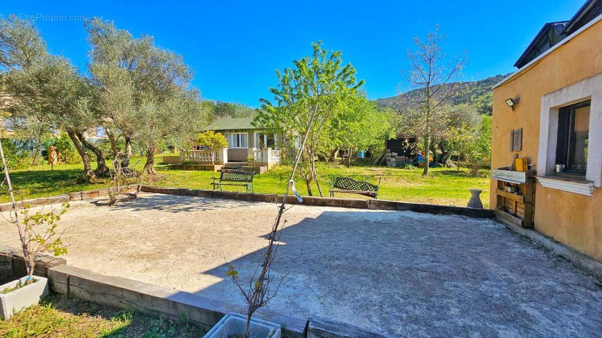 En EXCLUSIVITE sur GONFARON - Maison provençale de 152m² sur plus de 2000 m² Calme et cadre naturel privilégié - photo 6