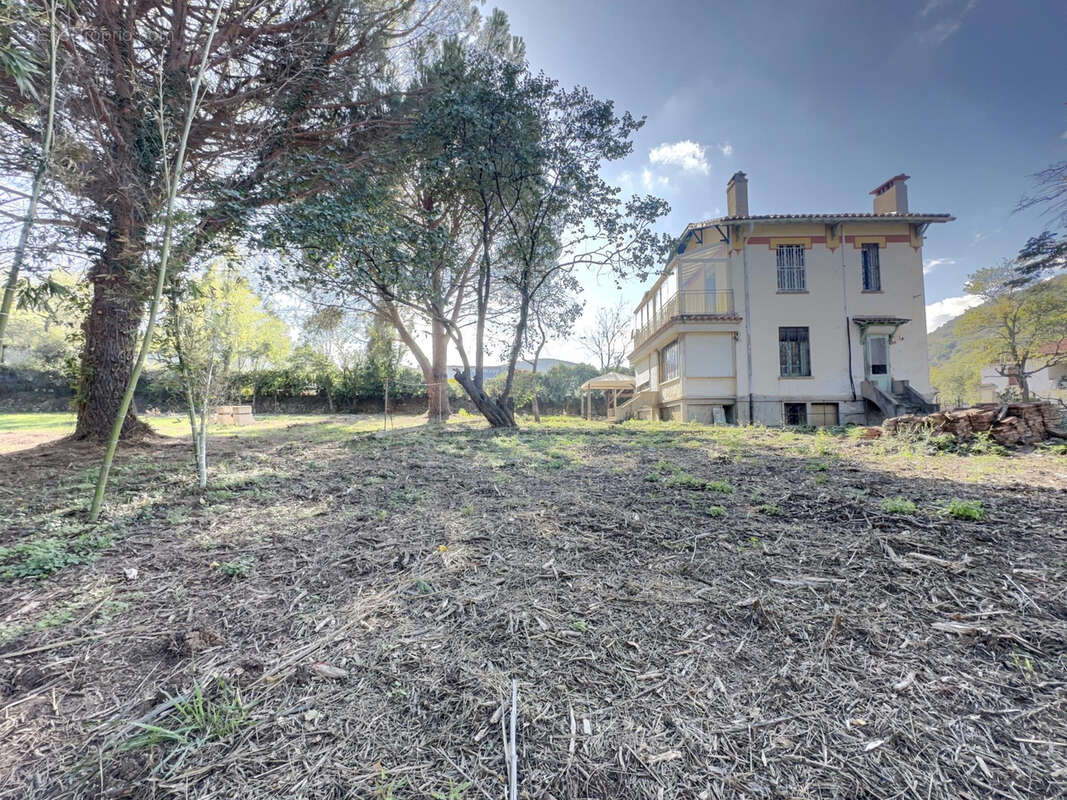 Maison bourgeoise des années 30 à Prades, sur parc - photo 7