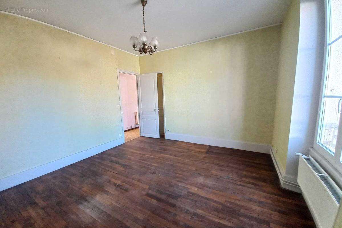 Appartement à VARENNES-VAUZELLES