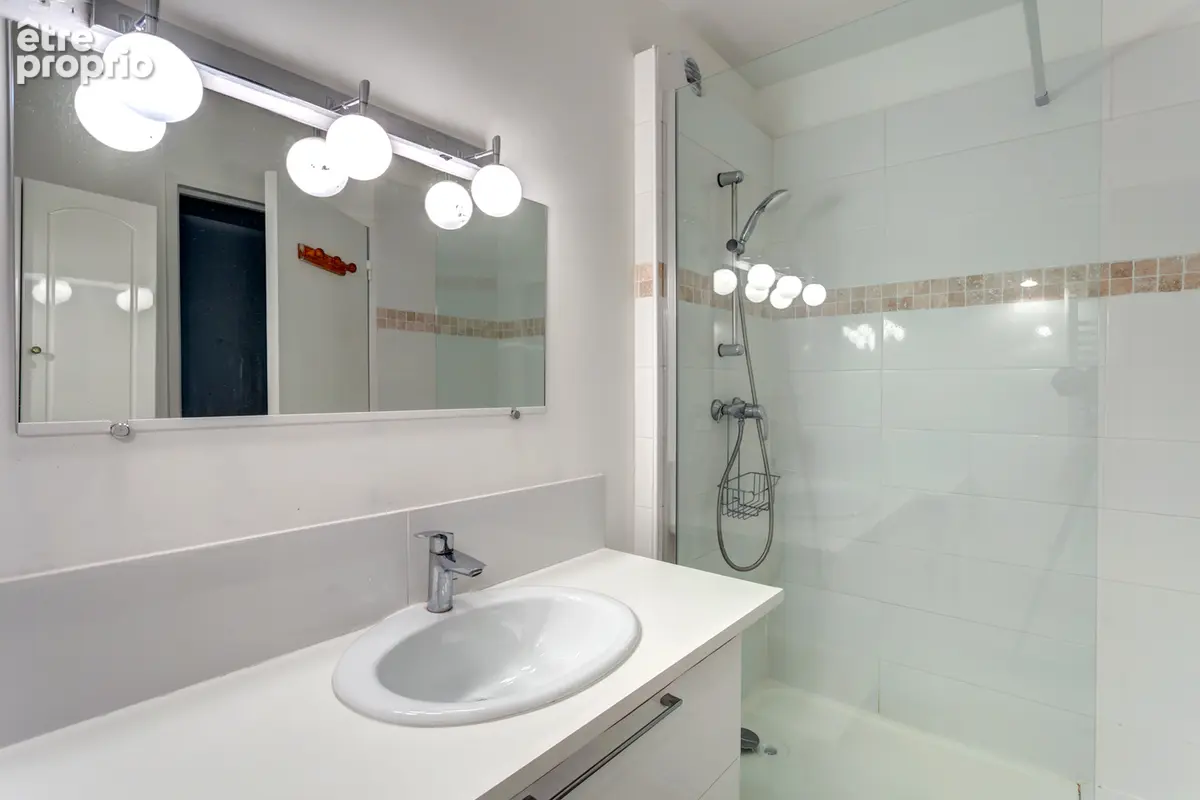 SOUS OFFRE : Appartement 2 pièces dans résidence ravalée et isolée - photo 5