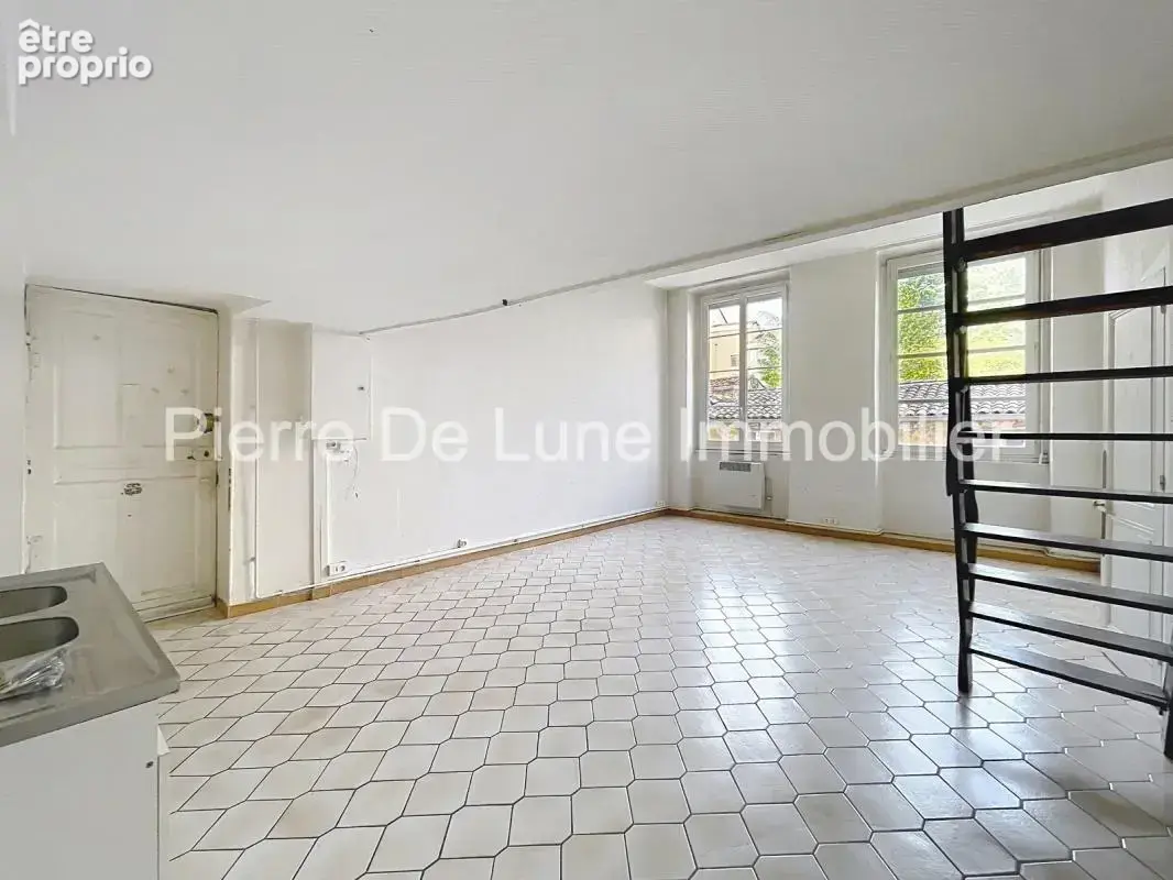 LYON 4e – CROIX-ROUSSE  Une adresse privilégiée au cœur du quartier - photo 2