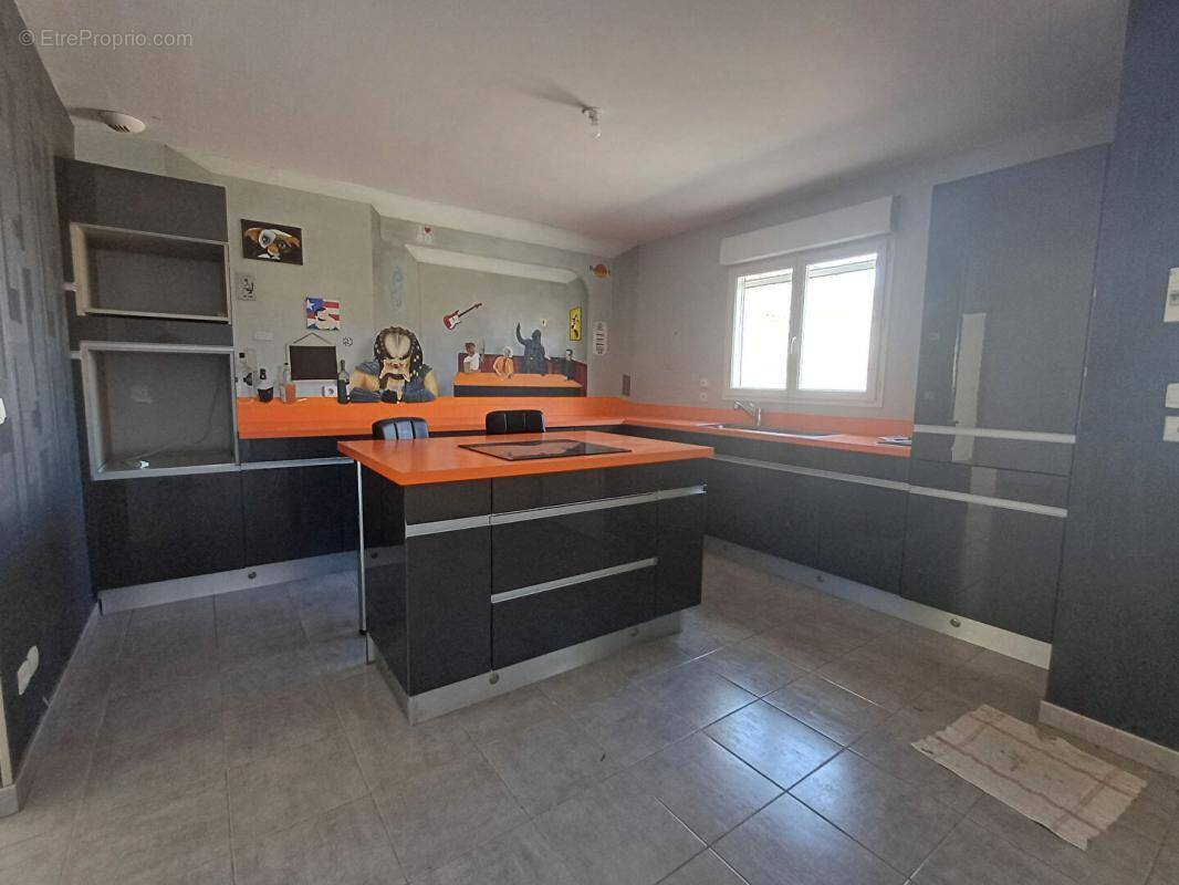 Maison à MONCETZ-LONGEVAS